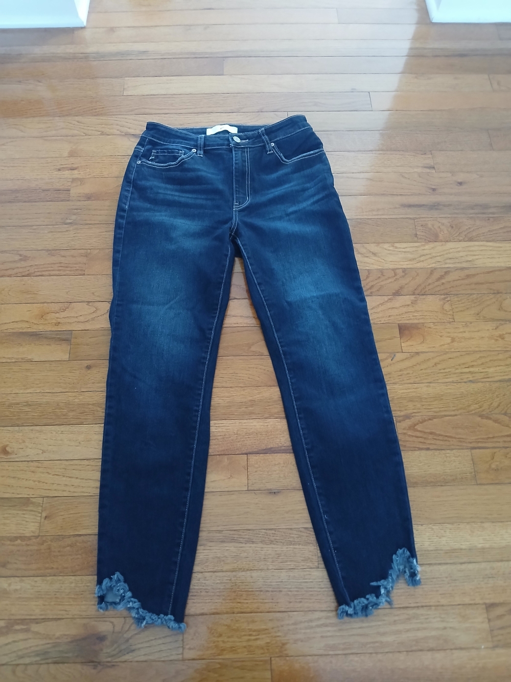 KanCan Dark Blue Skinny Jeans with Frayed Ankles HAD A SMALL FLAW ON BACK OF LEG